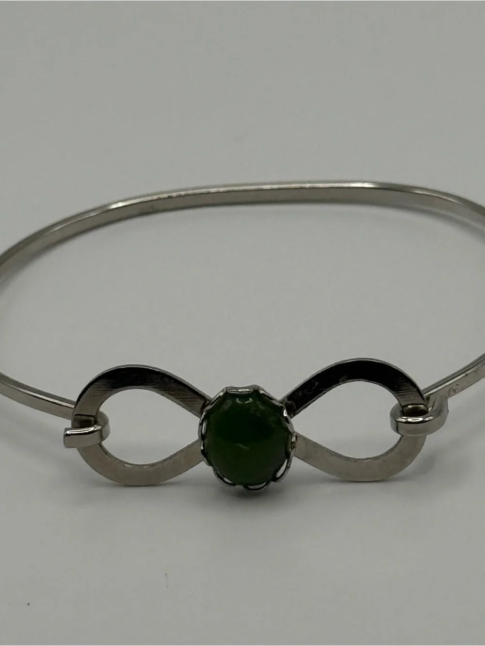 Vintage Green Cabochon Silver Tone Infinity Bangle Bracelet Size 6 Unmarked